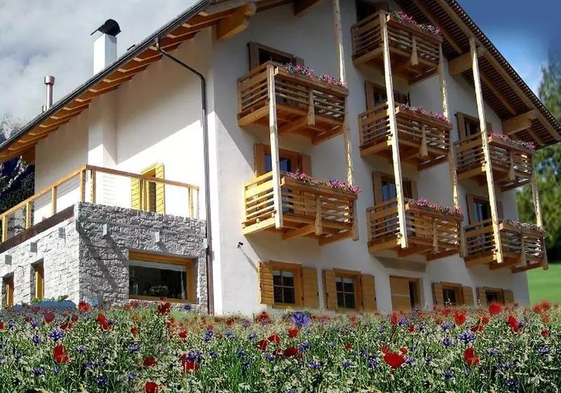 Hotelli Dolomiti Lodge Villa Gaia