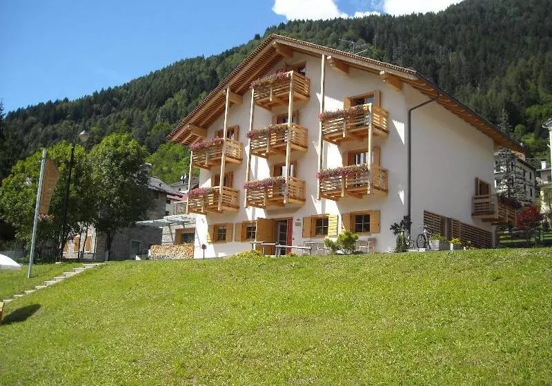 Hotelli Dolomiti Lodge Villa Gaia