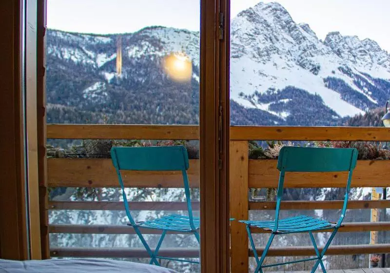 Hotelli Dolomiti Lodge Villa Gaia