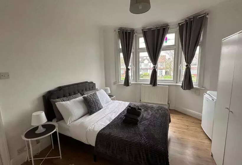 ペンション Downhills Way   North London   Rooms