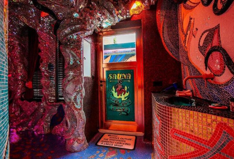 پانسیون The Sin Suite