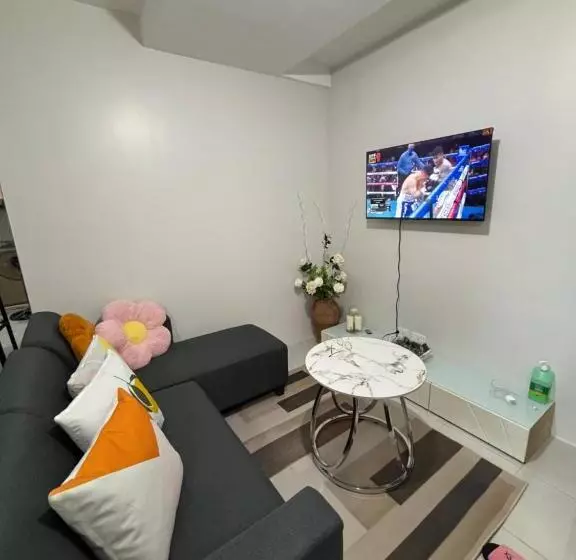 Casa Moanna 2br Condo With Dining, Kitchen, Living Area And Netflix