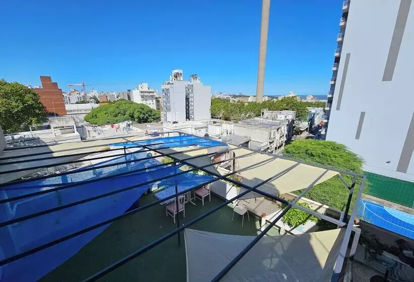 پانسیون Montevideo Hostel