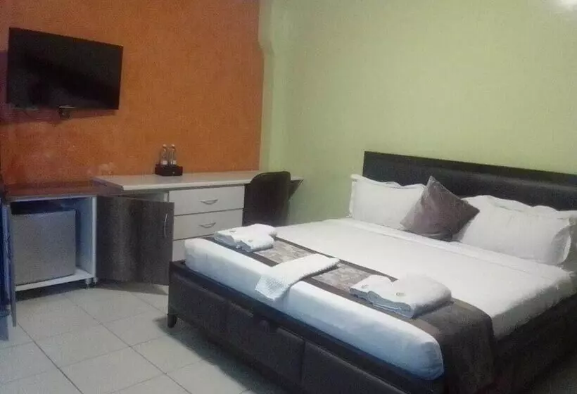 Trotters Hotel   Kenol