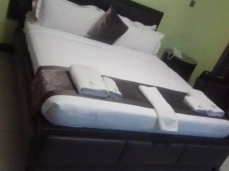 Trotters Hotel   Kenol