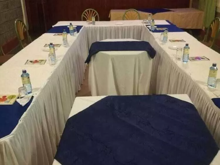 Trotters Hotel   Kenol