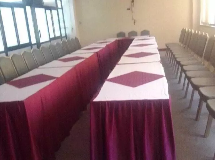 Trotters Hotel   Kenol