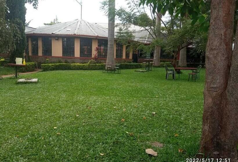 Trotters Hotel   Kenol