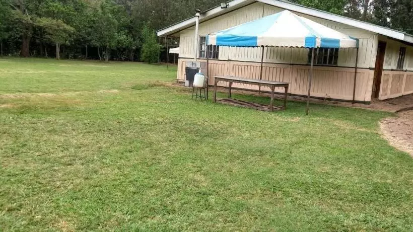 Trotters Hotel   Kenol