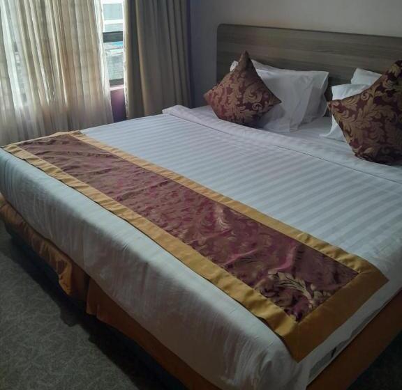 Trotters Hotel   Kenol