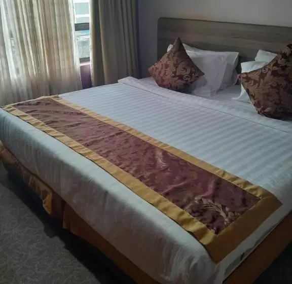 Trotters Hotel   Kenol