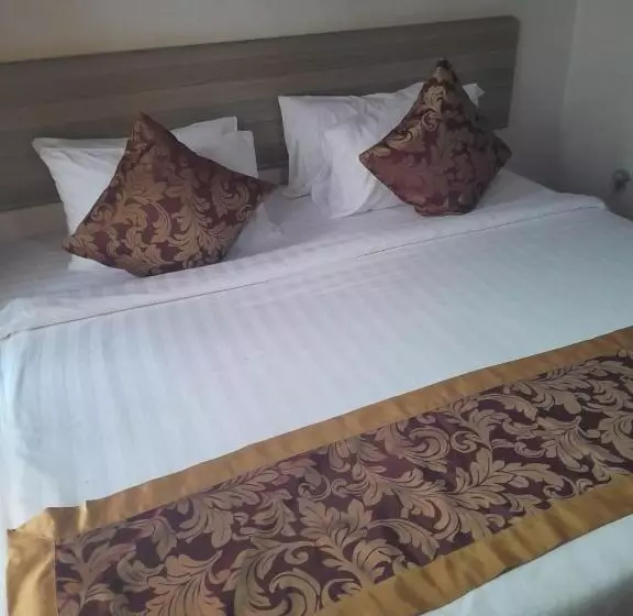 Trotters Hotel   Kenol