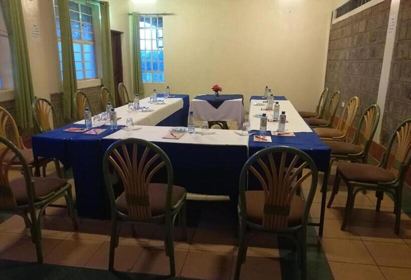 Trotters Hotel   Kenol