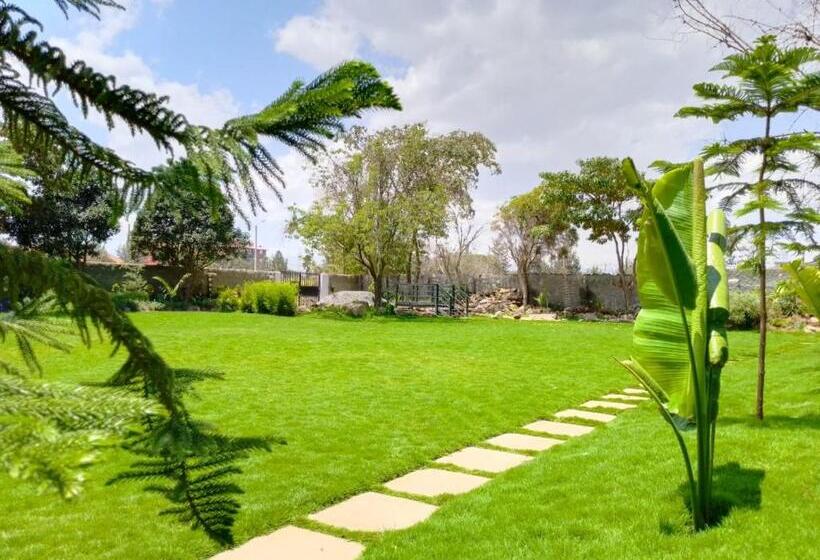 Trotters Hotel   Kenol