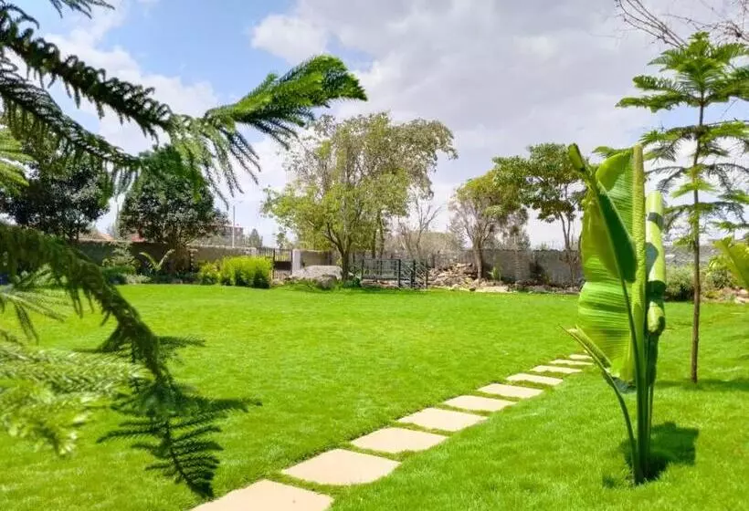 Trotters Hotel   Kenol