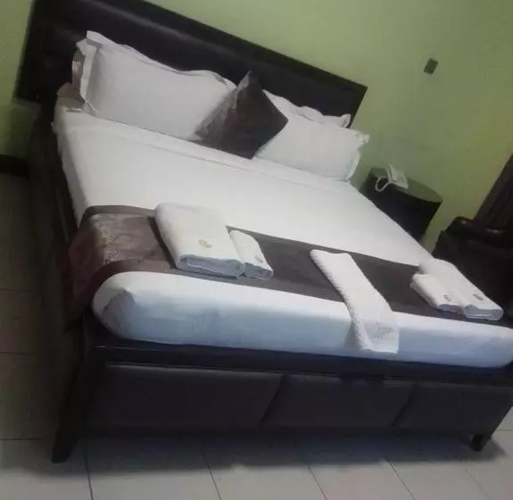 Trotters Hotel   Kenol