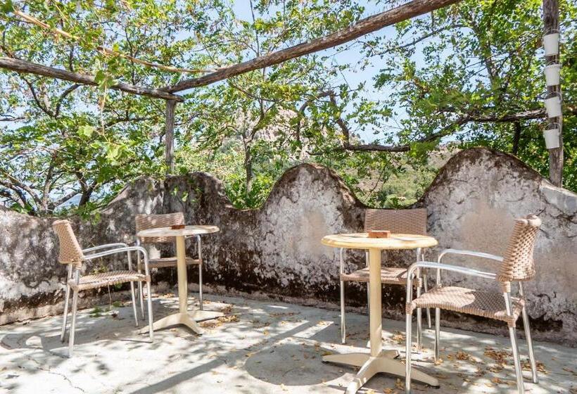 Отель La Ratina Azienda Agricola   Agriturismo   Enoturismo