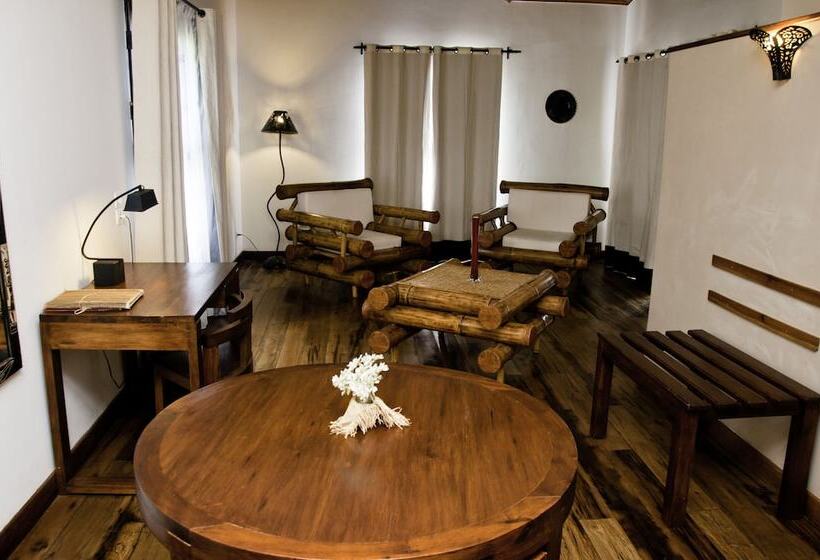 هتل Hôtel Restaurant Le Combava