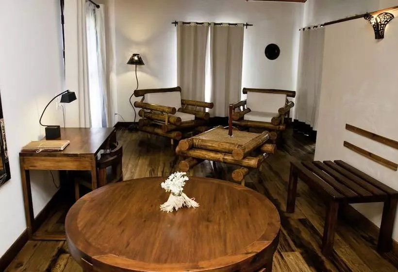 هتل Hôtel Restaurant Le Combava