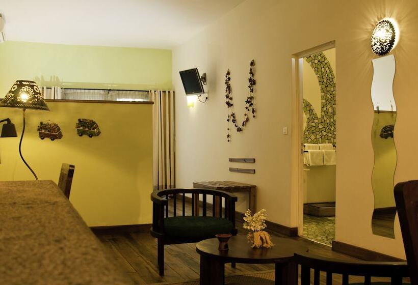 هتل Hôtel Restaurant Le Combava