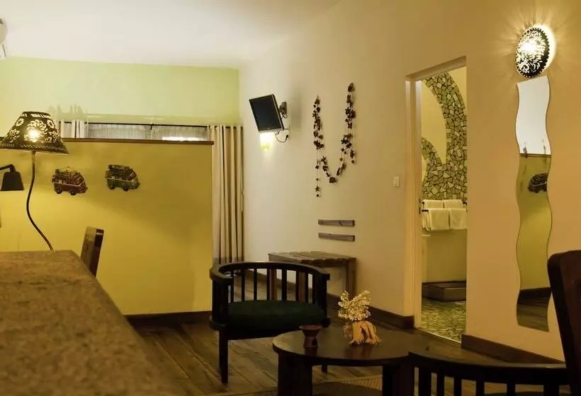 هتل Hôtel Restaurant Le Combava