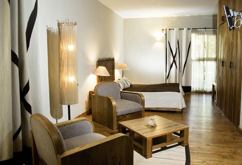 هتل Hôtel Restaurant Le Combava