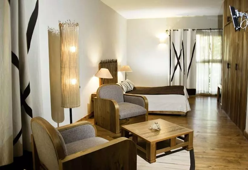 هتل Hôtel Restaurant Le Combava
