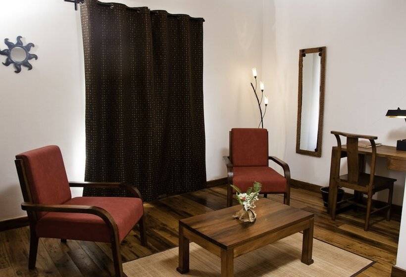 هتل Hôtel Restaurant Le Combava