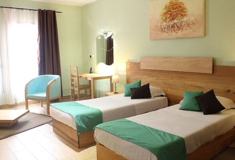 هتل Hôtel Restaurant Le Combava