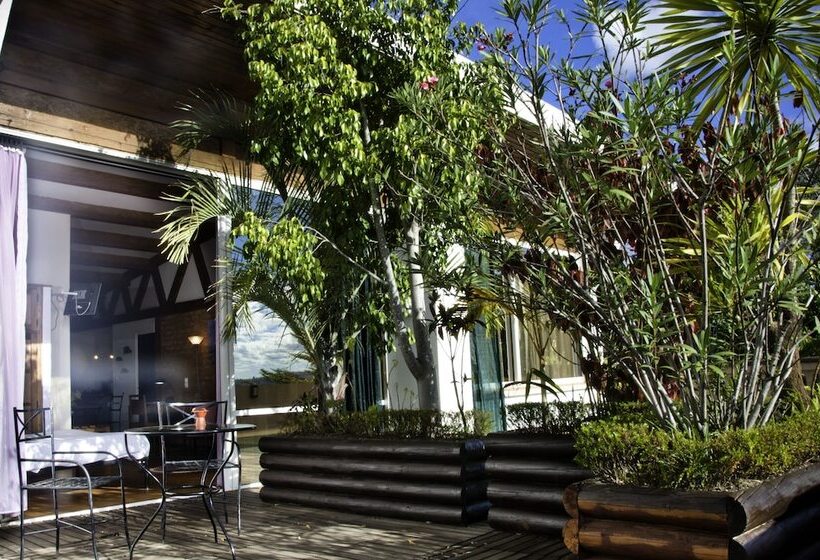 هتل Hôtel Restaurant Le Combava