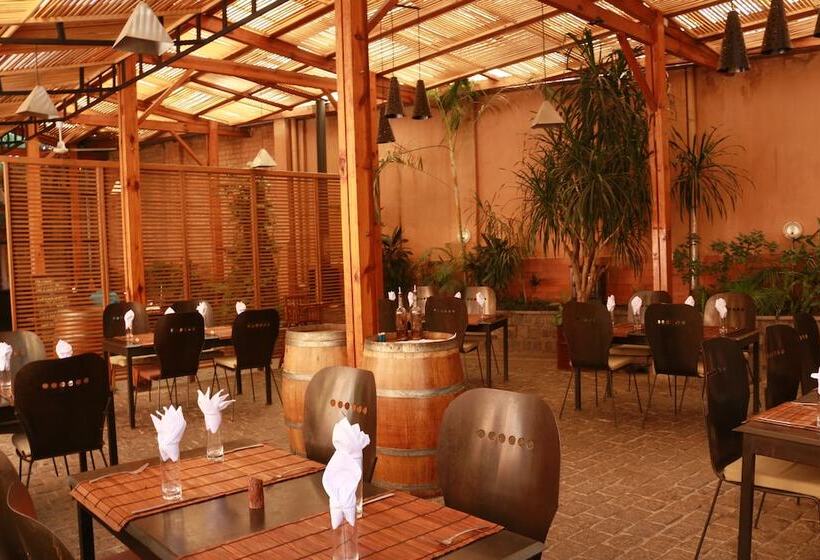 هتل Hôtel Restaurant Le Combava