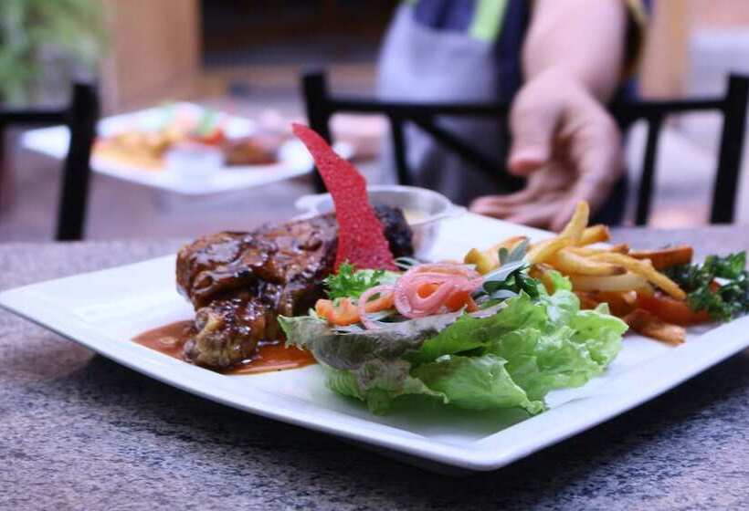 هتل Hôtel Restaurant Le Combava