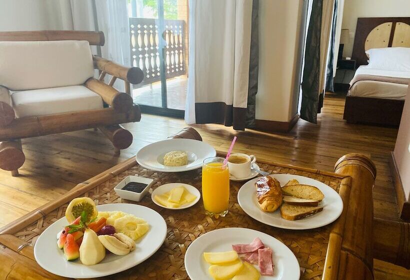 هتل Hôtel Restaurant Le Combava