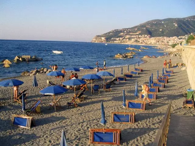استراحتگاه Villaggio Hotel Club Calanovellamare