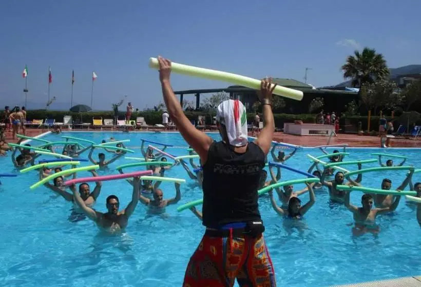 استراحتگاه Villaggio Hotel Club Calanovellamare