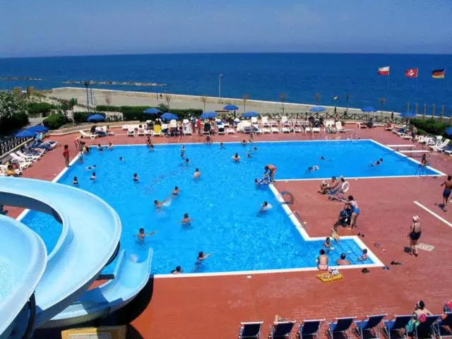 استراحتگاه Villaggio Hotel Club Calanovellamare