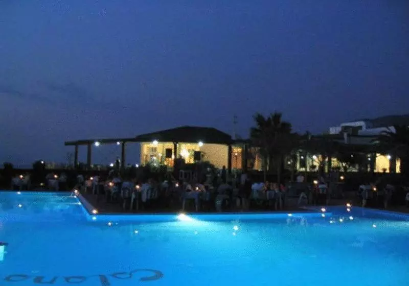 استراحتگاه Villaggio Hotel Club Calanovellamare