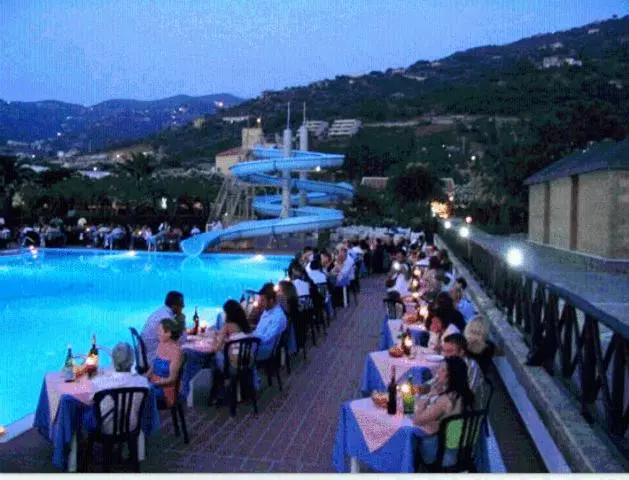 استراحتگاه Villaggio Hotel Club Calanovellamare