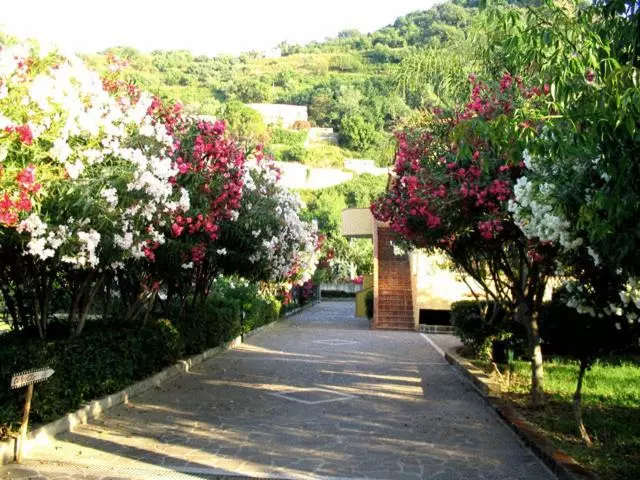 استراحتگاه Villaggio Hotel Club Calanovellamare