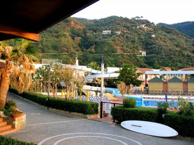 استراحتگاه Villaggio Hotel Club Calanovellamare