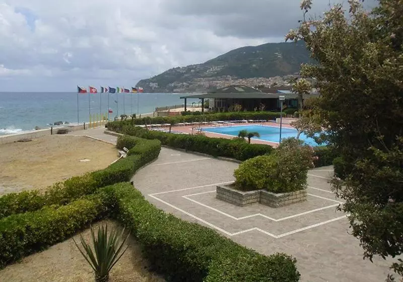 استراحتگاه Villaggio Hotel Club Calanovellamare