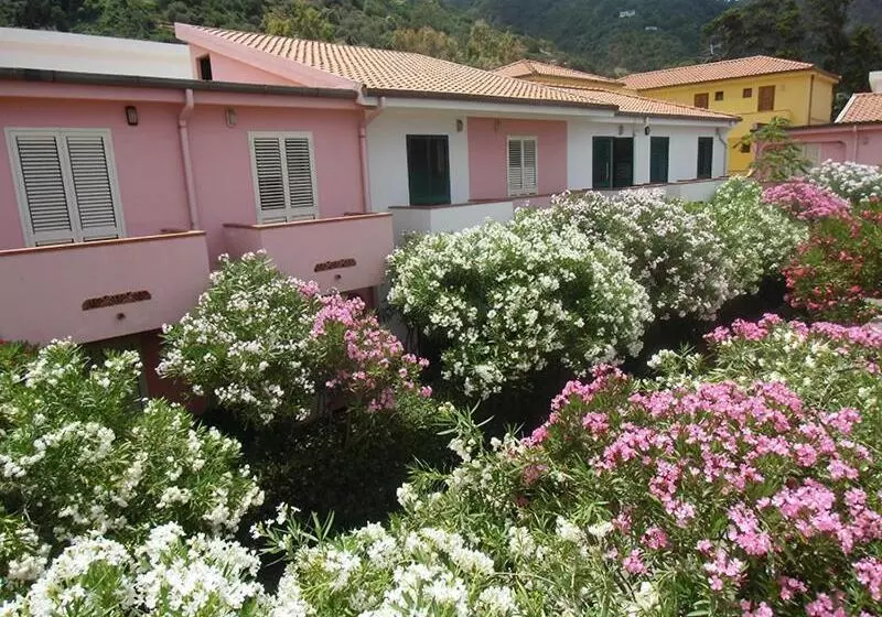 استراحتگاه Villaggio Hotel Club Calanovellamare