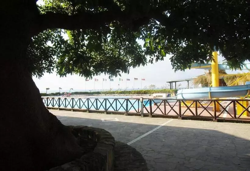 استراحتگاه Villaggio Hotel Club Calanovellamare