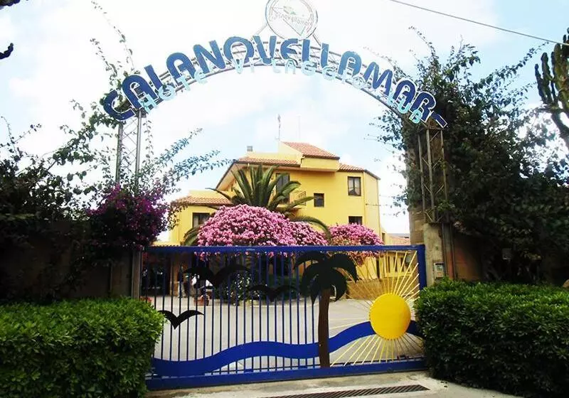 استراحتگاه Villaggio Hotel Club Calanovellamare