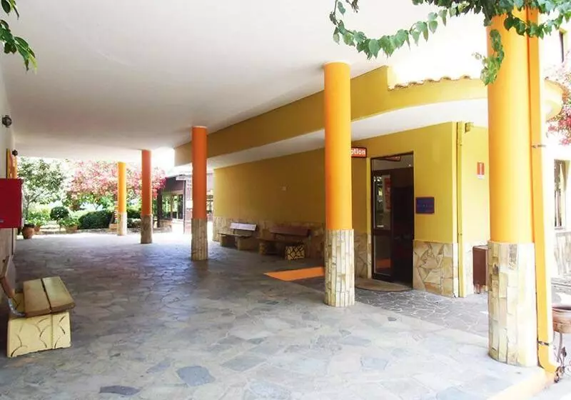 استراحتگاه Villaggio Hotel Club Calanovellamare