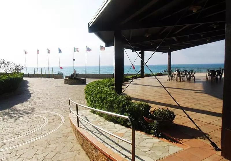 استراحتگاه Villaggio Hotel Club Calanovellamare