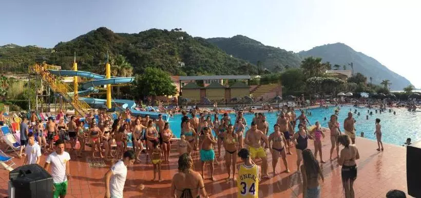 استراحتگاه Villaggio Hotel Club Calanovellamare