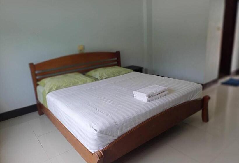 בית מלון כפרי Big Yellow House