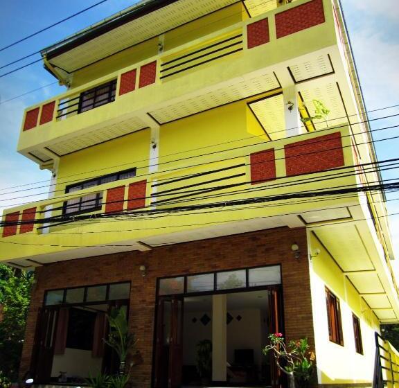 בית מלון כפרי Big Yellow House