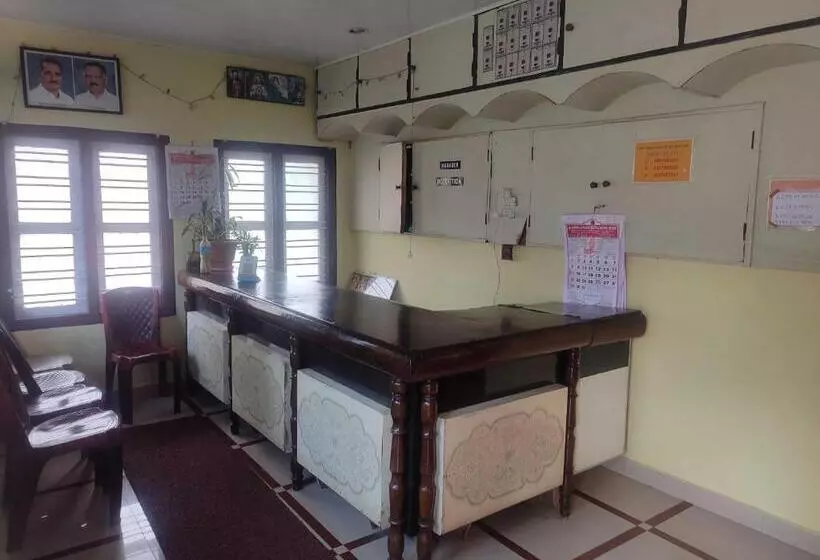 Hotelli Spot On Neela Tourist Home